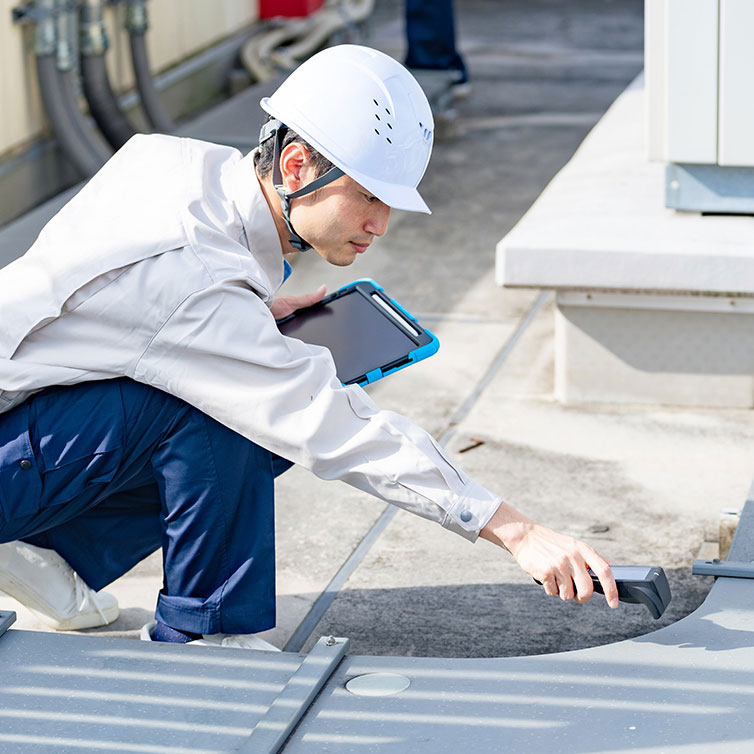 コンクリートの調査をしている現場監督